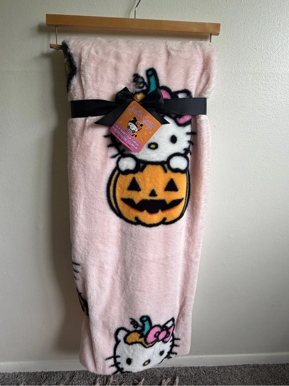 BRAND NEW WITH TAGS LIMITED EDITION Hello Kitty Pink Halloween Blanket